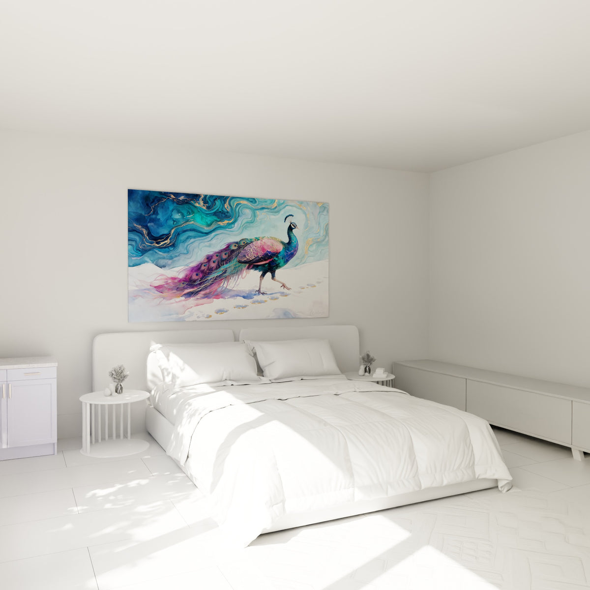 Paon coloré aux tons rose et bleu pétrole, traîne déployée, accroché au-dessus d'un lit dans une chambre claire