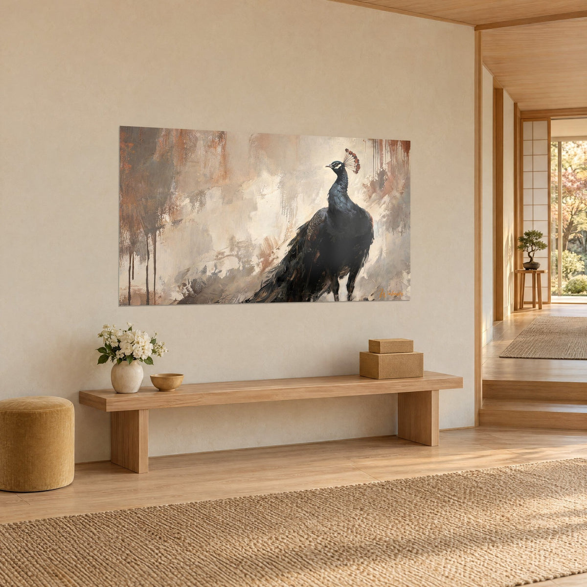 Tableau oiseau sombre à l'aigrette cuivrée, empâtements beige et brun rouille, vue de trois quarts sur mur crème d'un couloir japandi