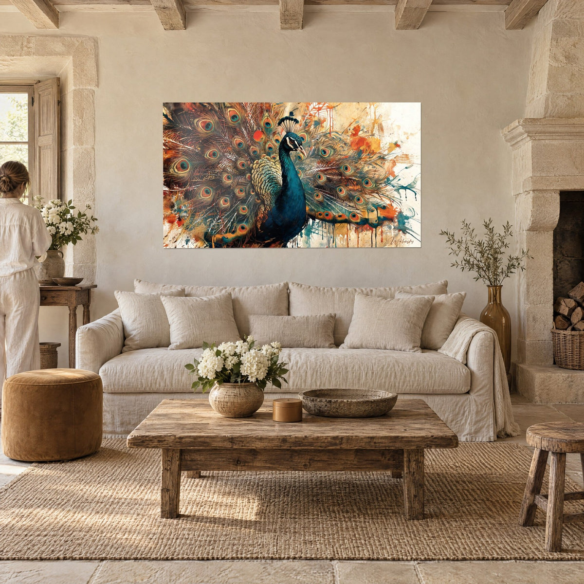 Tableau paon bleu faisant la roue d'ocre et de roux, éclaboussures d'aquarelle, au-dessus d'un canapé dans un salon lumineux