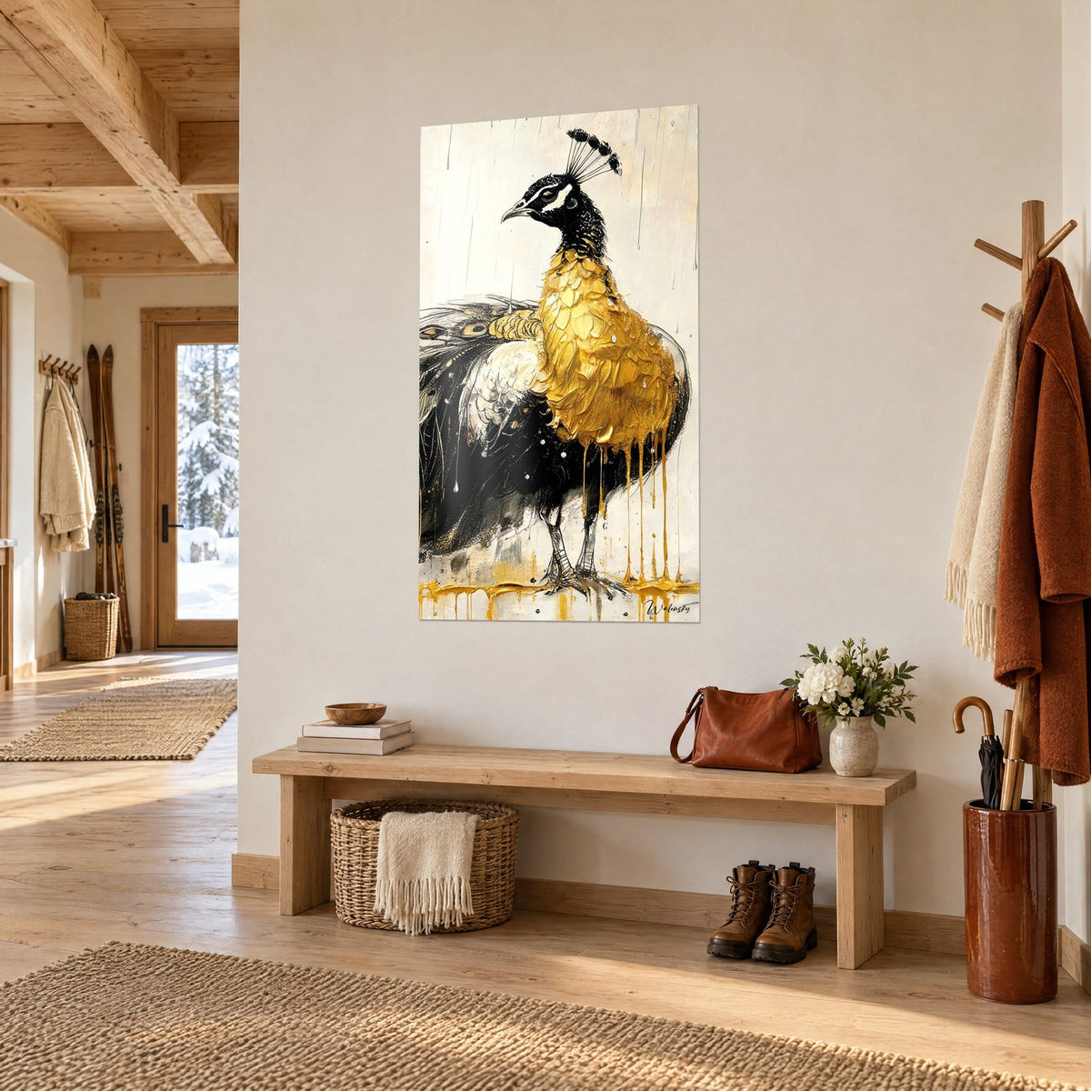 Cuadro ave real con pecho dorado en escamas de pintura, cola negra y marfil, en el recibidor de madera de un chalet