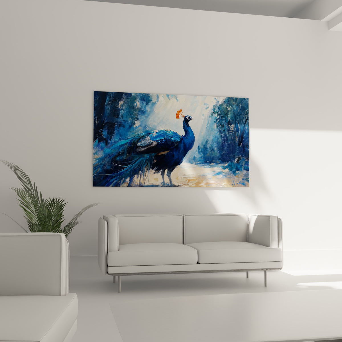 Paon aux plumes bleu marine et touches dorées accroché au-dessus d'un canapé dans un salon lumineux