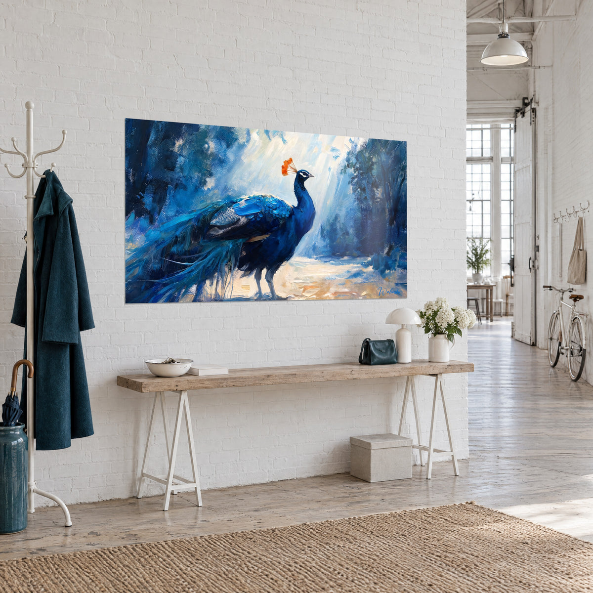 Schilderij van een vogel met saffierblauwe en gouden veren, kobaltblauwe nek opgericht voor indigokleurige bomen, driekwartaanzicht in een loft