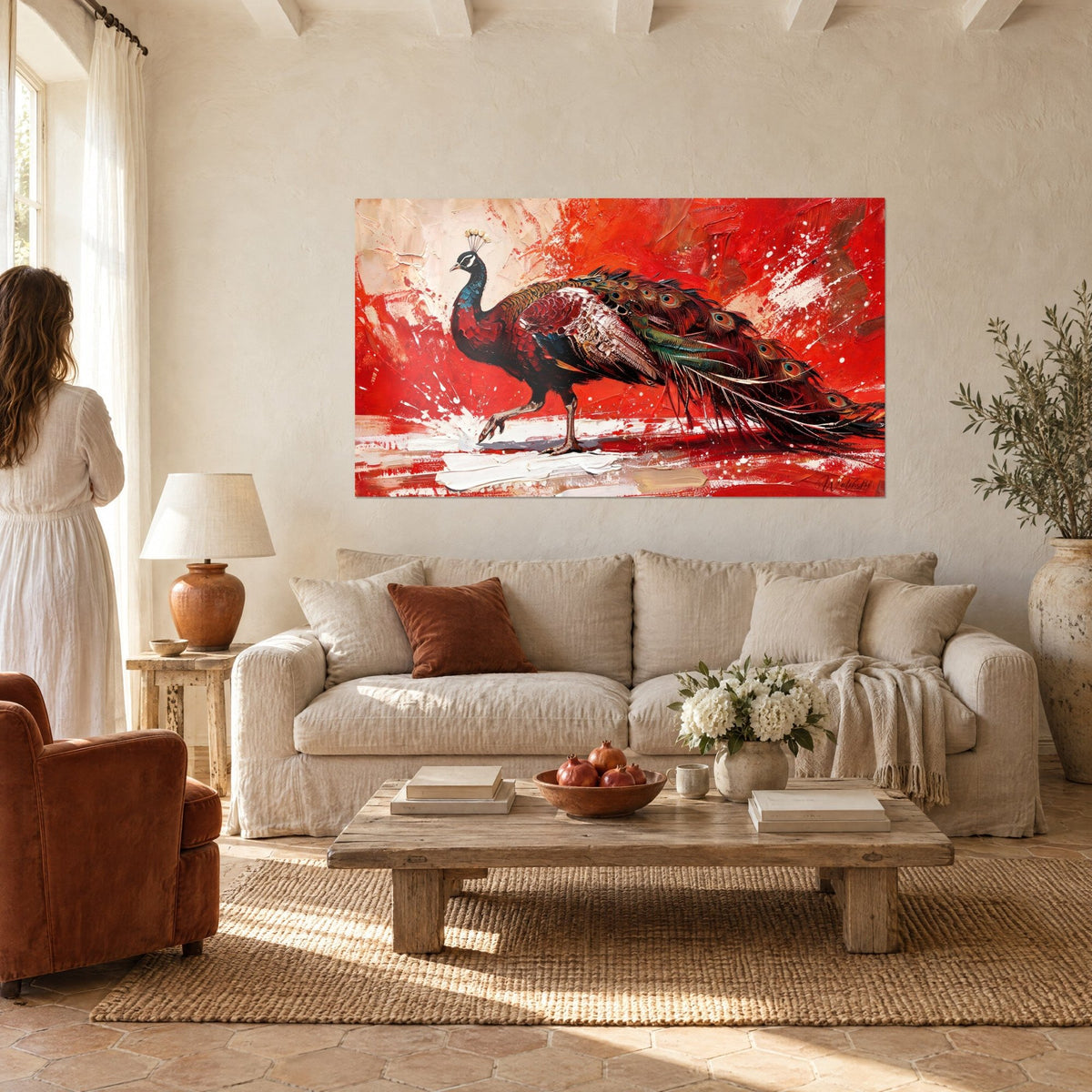 Quadro di un pavone viola in passo, coda con occhi verdi su sfondo rosso schizzato, sopra un divano in un soggiorno luminoso