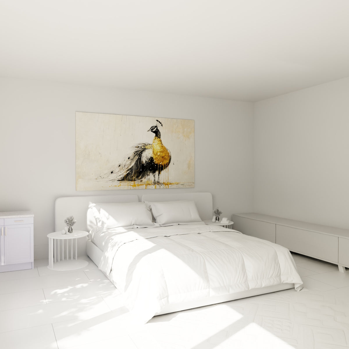 Paon aux plumes dorées et noires trône au-dessus d'un lit dans une chambre claire