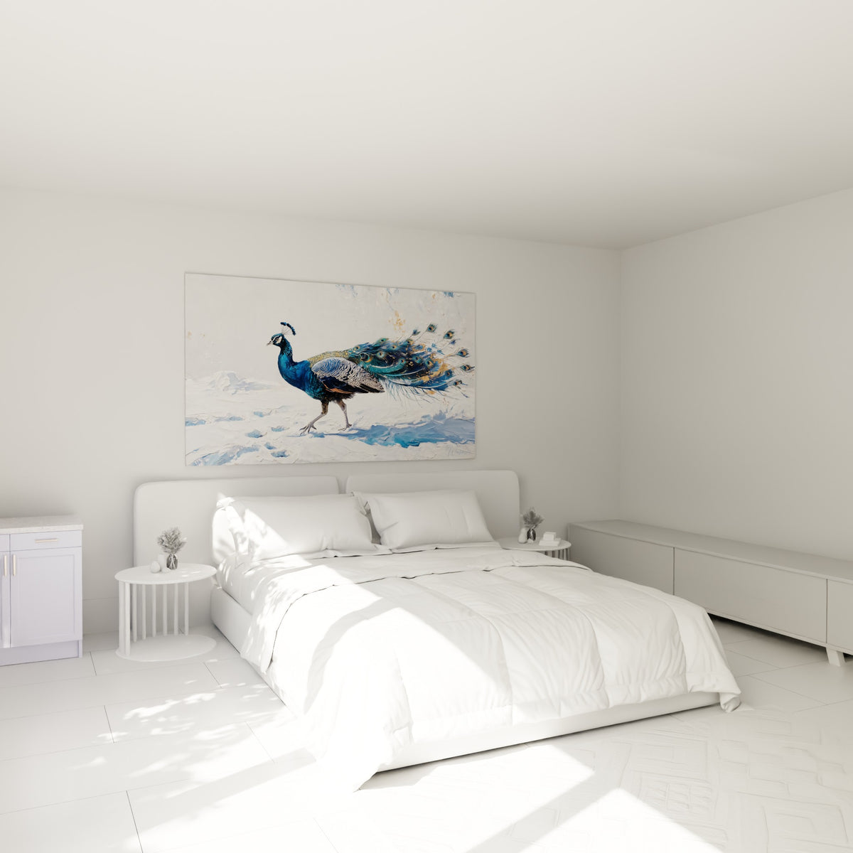 Paon anthracite aux plumes ocellées bleu-vert accroché au-dessus d'un lit dans une chambre claire