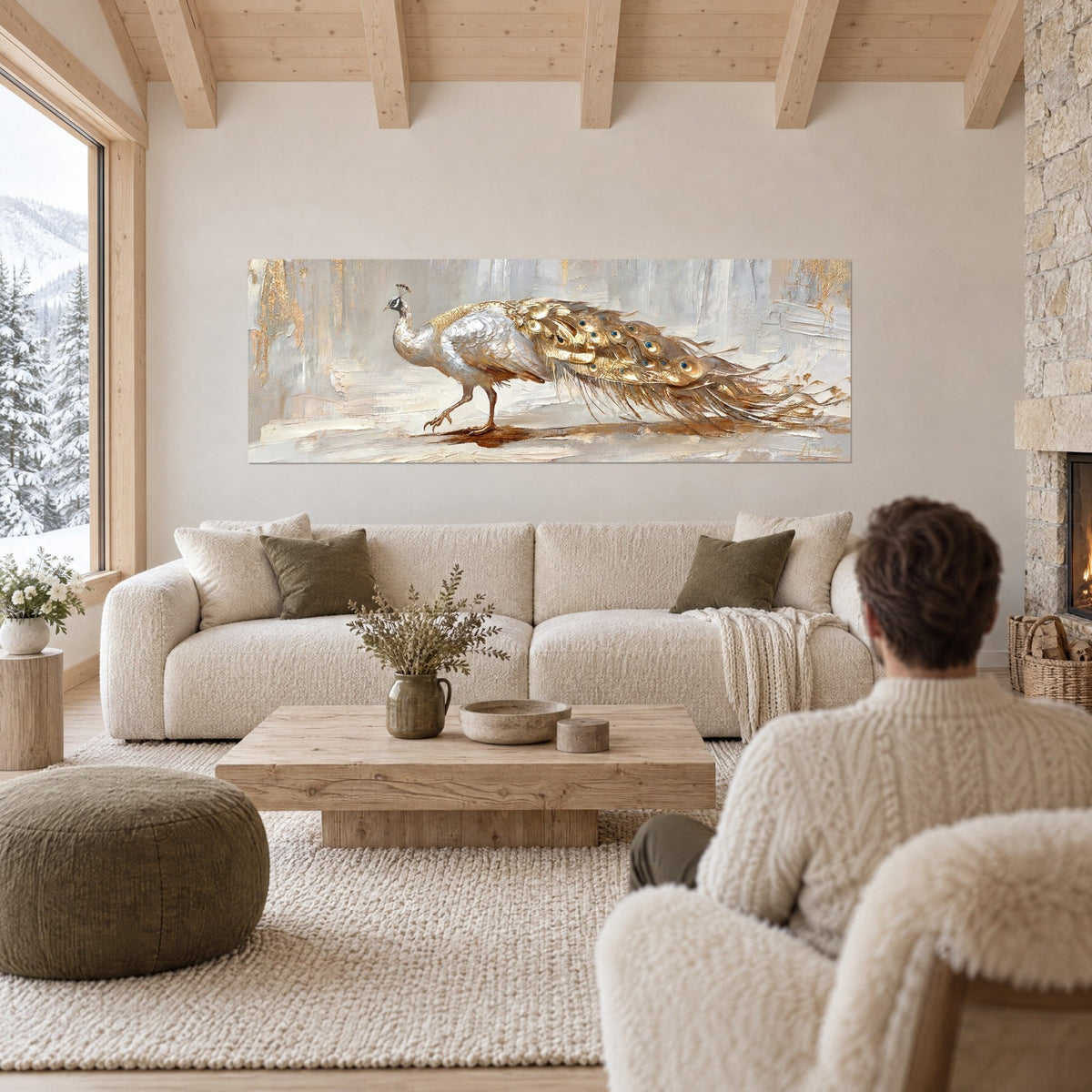 Tableau paon blanc aux plumes dorées, traîne effilochée sur fond crème, couple de dos, au-dessus d'un canapé dans un salon lumineux