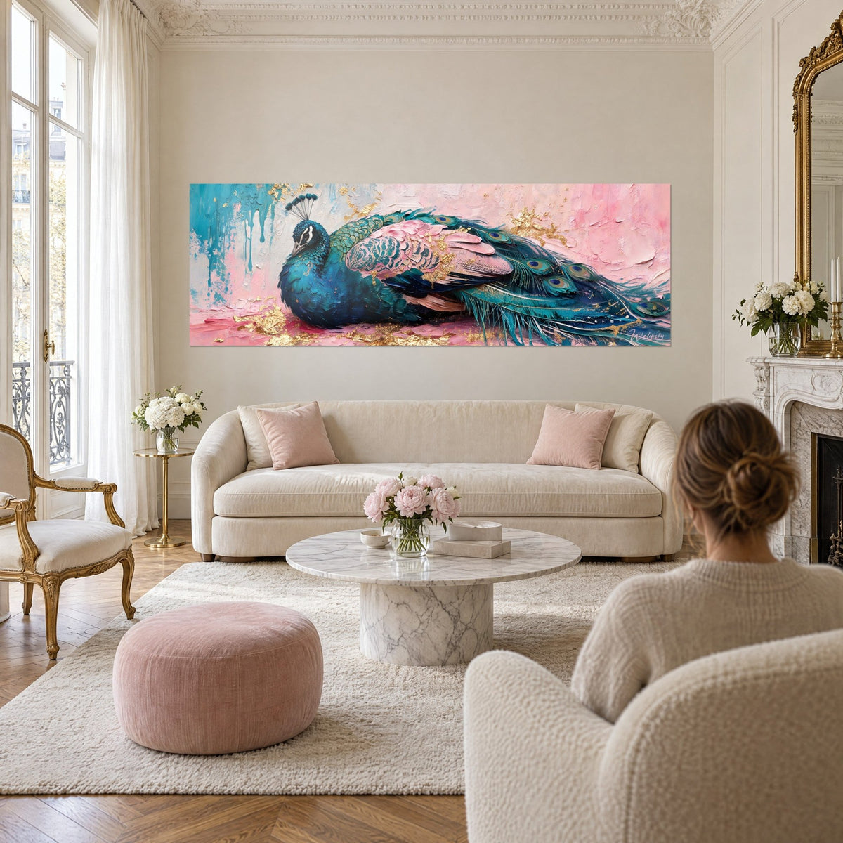 Tableau paon bleu au repos, plumes turquoise et rose poudré mêlées d'éclats d'or, au-dessus d'un canapé dans un salon lumineux