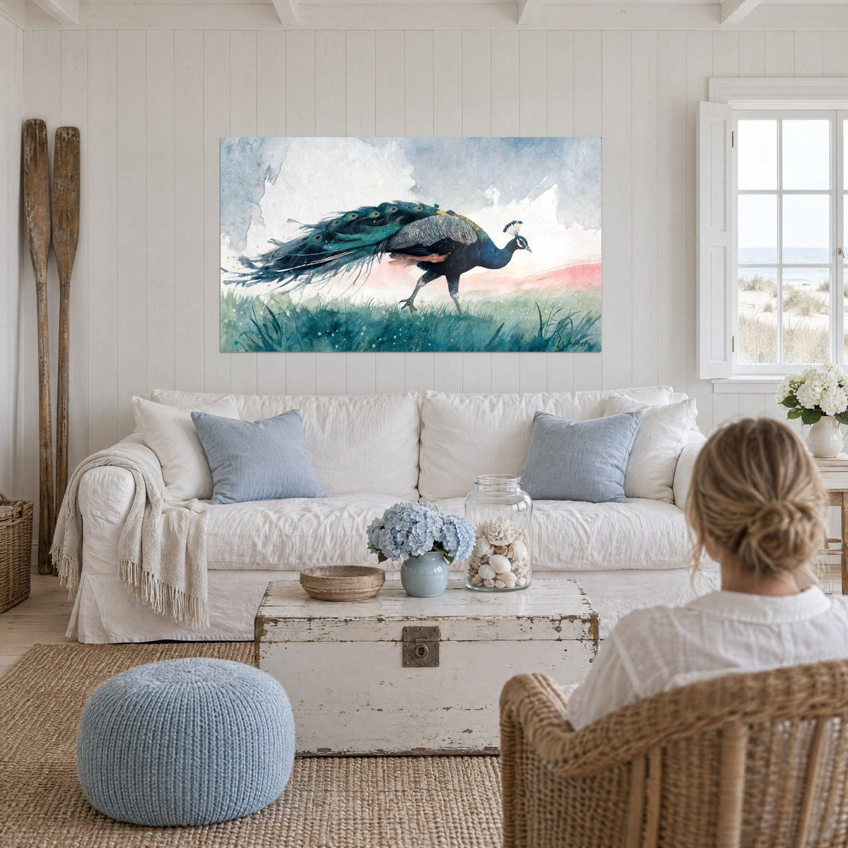 Schilderij van een pronkende blauwe pauw, smaragdgroene staart die over het groene gras sleept, boven een bank in een lichte woonkamer