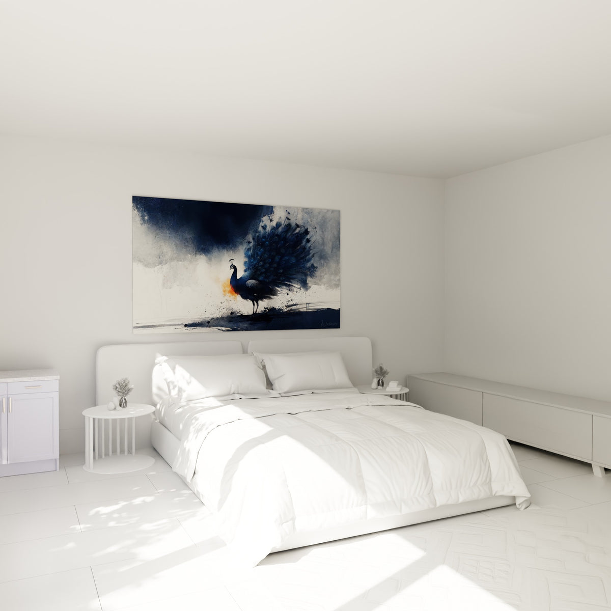Paon bleu nuit aux ocelles fins, plumage déployé, au-dessus d'un lit dans une chambre claire