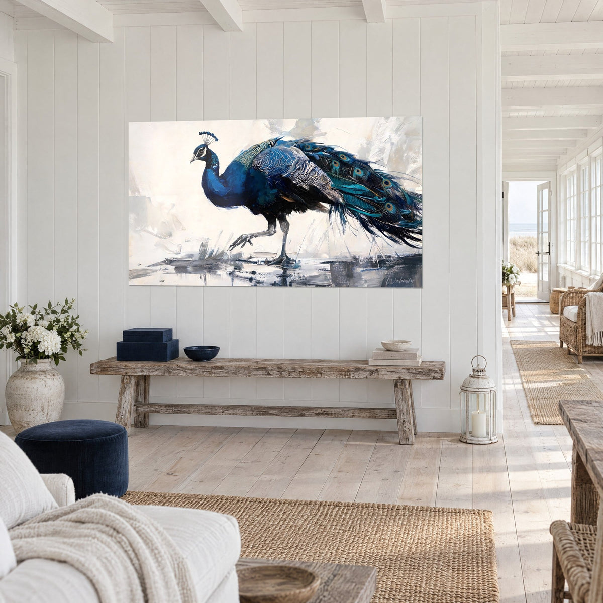 Tableau oiseau aux plumes saphir et noires marchant sur un sol qui le reflète, ocelles dorées, mur blanc, maison de bord de mer