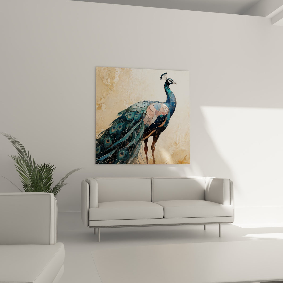 Paon bleu et ocre à la queue mouchetée, disposé au-dessus d'un canapé dans un salon lumineux
