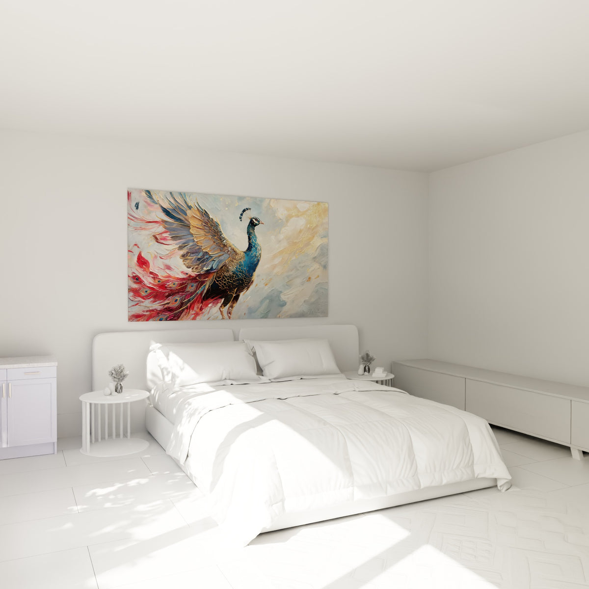 Paon aux plumes rouges et dorées déployées, accroché au-dessus d'un lit dans une chambre claire