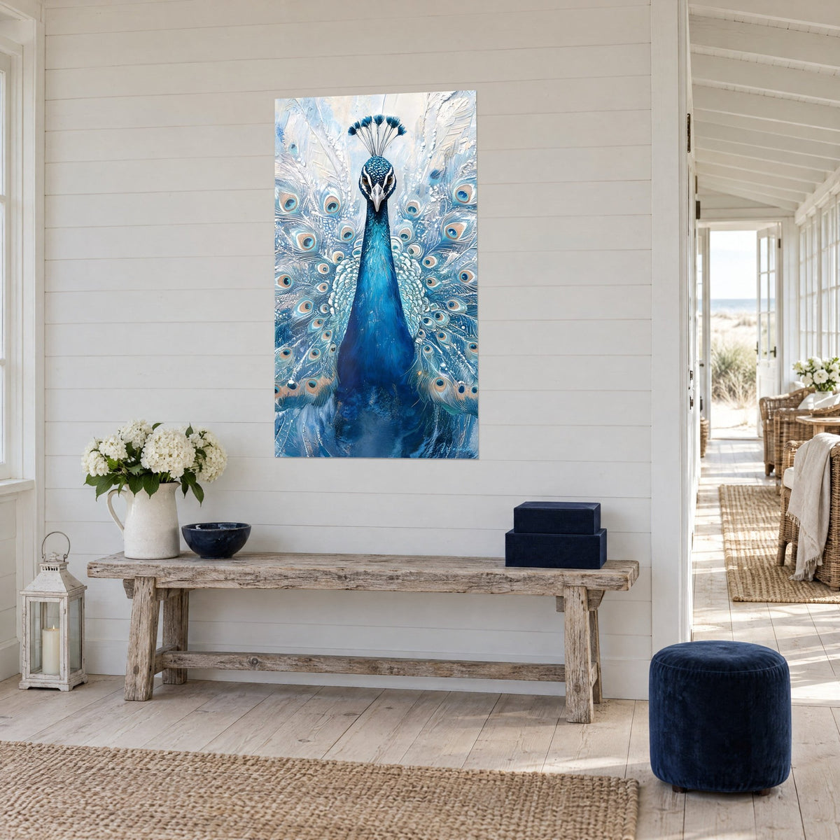 Tableau oiseau aux plumes déployées, cou turquoise et éventail givré, sur un mur de lambris blanc près d'une entrée