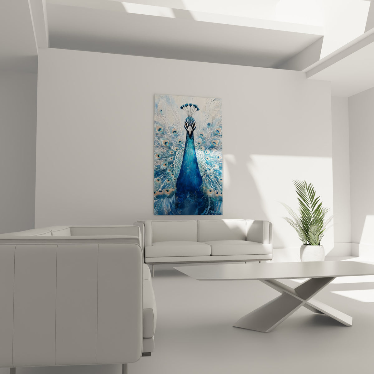 Regard doré du paon entouré d'ocelles bleu et beige au-dessus d'un canapé dans un salon lumineux