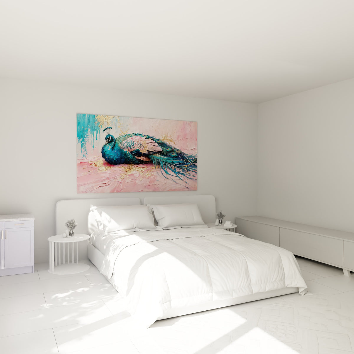 Paon aux plumes bleues et roses poudrées accroché au-dessus d'un lit dans une chambre claire