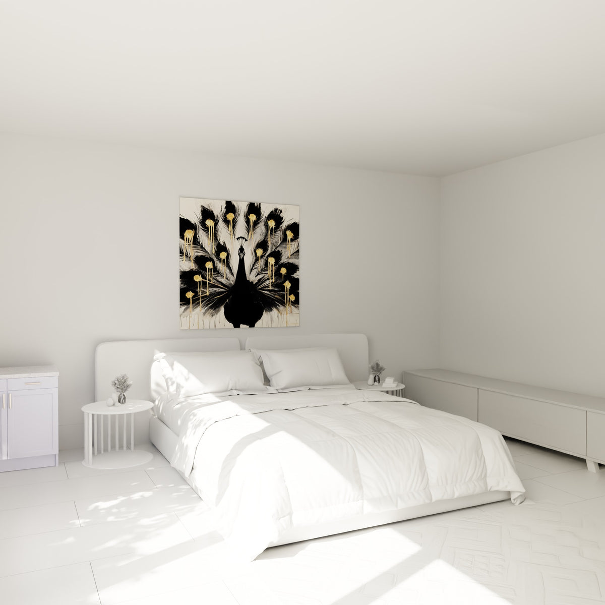 Silhouette de paon noir et or aux plumes déployées au-dessus d'un lit dans une chambre claire