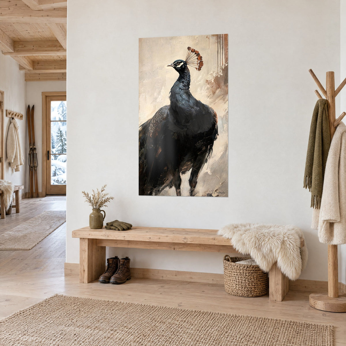 Tableau oiseau noble au plumage d'encre, huppe cuivrée en éventail, fond beige, dans l'entrée d'un chalet boisé