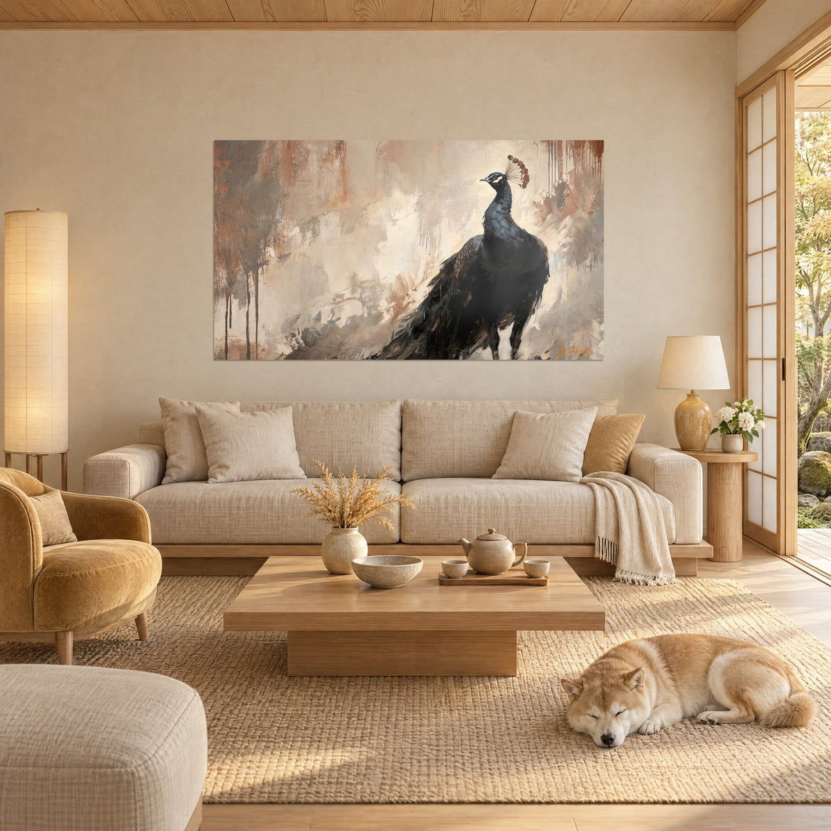 Tableau paon noir aux plumes anthracite, fond beige et rouille, huile coulée, Shiba couché, salon lumineux au-dessus d'un canapé dans un salon lumineux