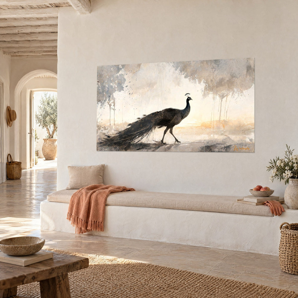 Tableau oiseau à huppe fine et plumage noir bleuté, lavis beige et orangé en arrière-plan, vu de trois-quarts dans une maison méditerranéenne