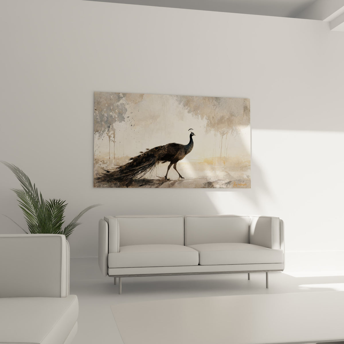 Oiseau anthracite aux reflets dorés suspendu au-dessus d'un canapé dans un salon lumineux