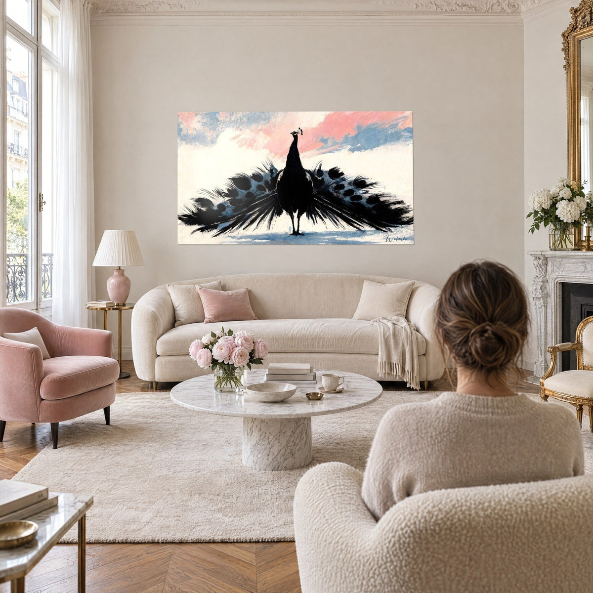 Quadro pavone nero in silhouette, coda aperta a ventaglio su un cielo rosa e azzurro pallido, sopra un divano in un soggiorno luminoso