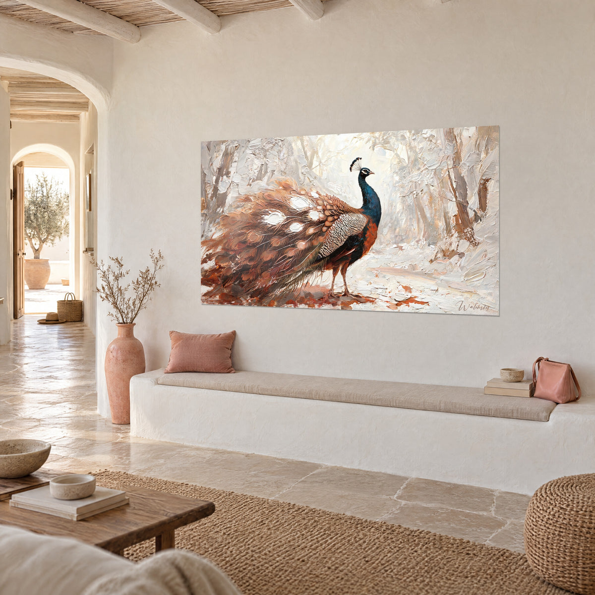 Tableau oiseau à la traîne déployée, plumes cuivre et ocre aux ocelles ivoire, cou bleu nuit, banquette blanche en maison méditerranéenne