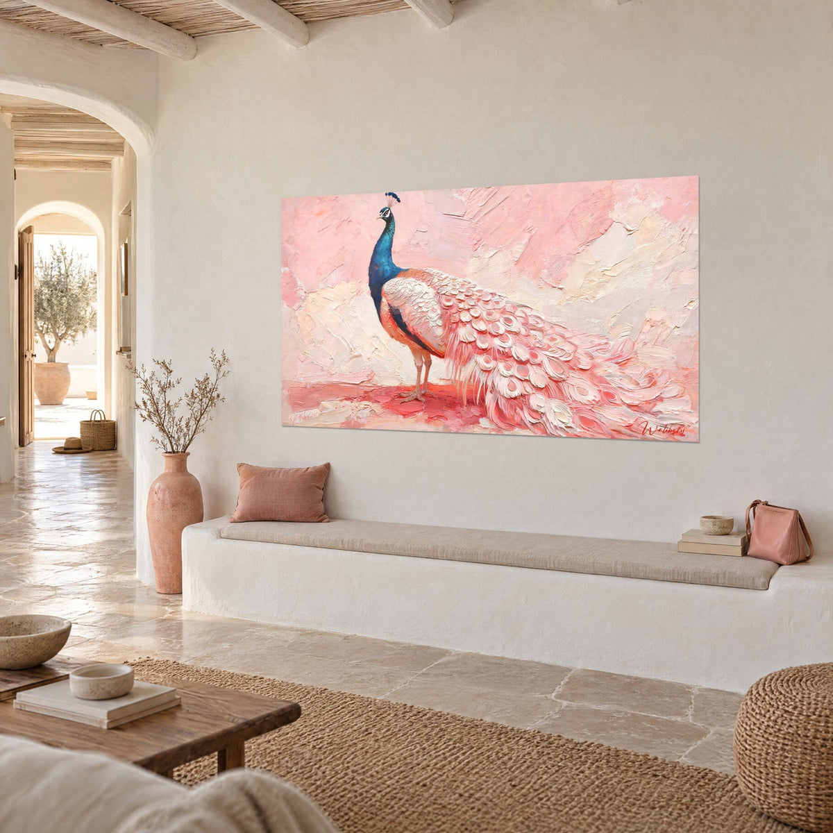 Tableau oiseau royal bleu turquoise et corail, plumes en relief rose pâle, accroché en vue de trois-quarts, maison méditerranéenne