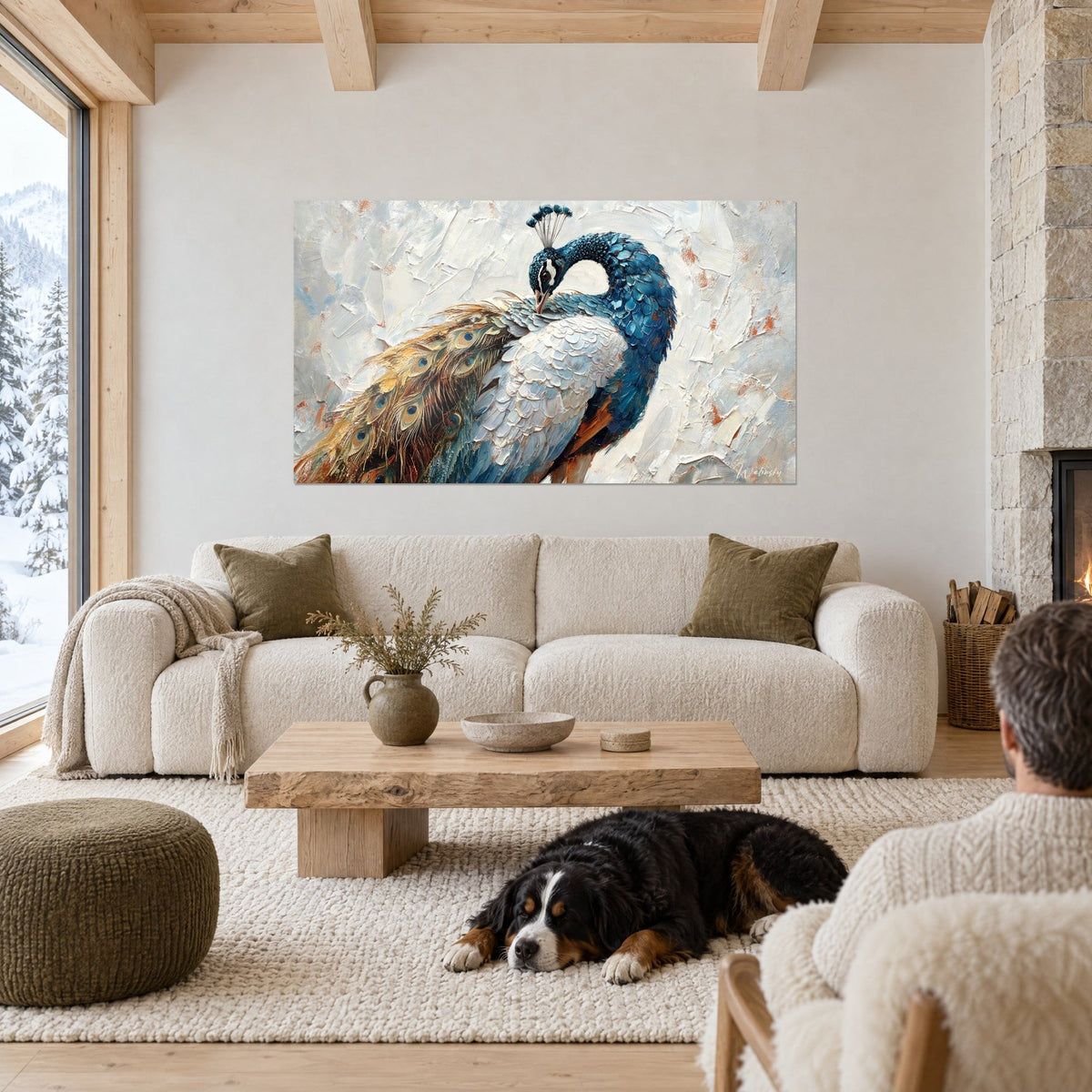 Quadro pavone blu e oro che allarga le penne, rilievo di pittura a spatola, un cane dorme su un divano in un soggiorno luminoso