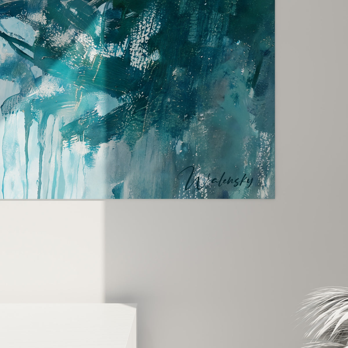 Empâtements et coulures bleu pastel et vert émeraude visibles de près sur la toile du paon accrochée