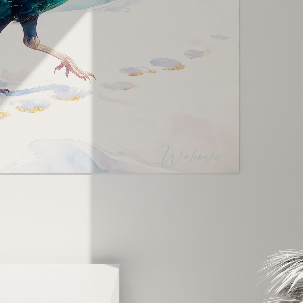 Plumes du paon en aquarelle, empâtements roses et bleus, filaments dorés et grain de la toile visibles de près
