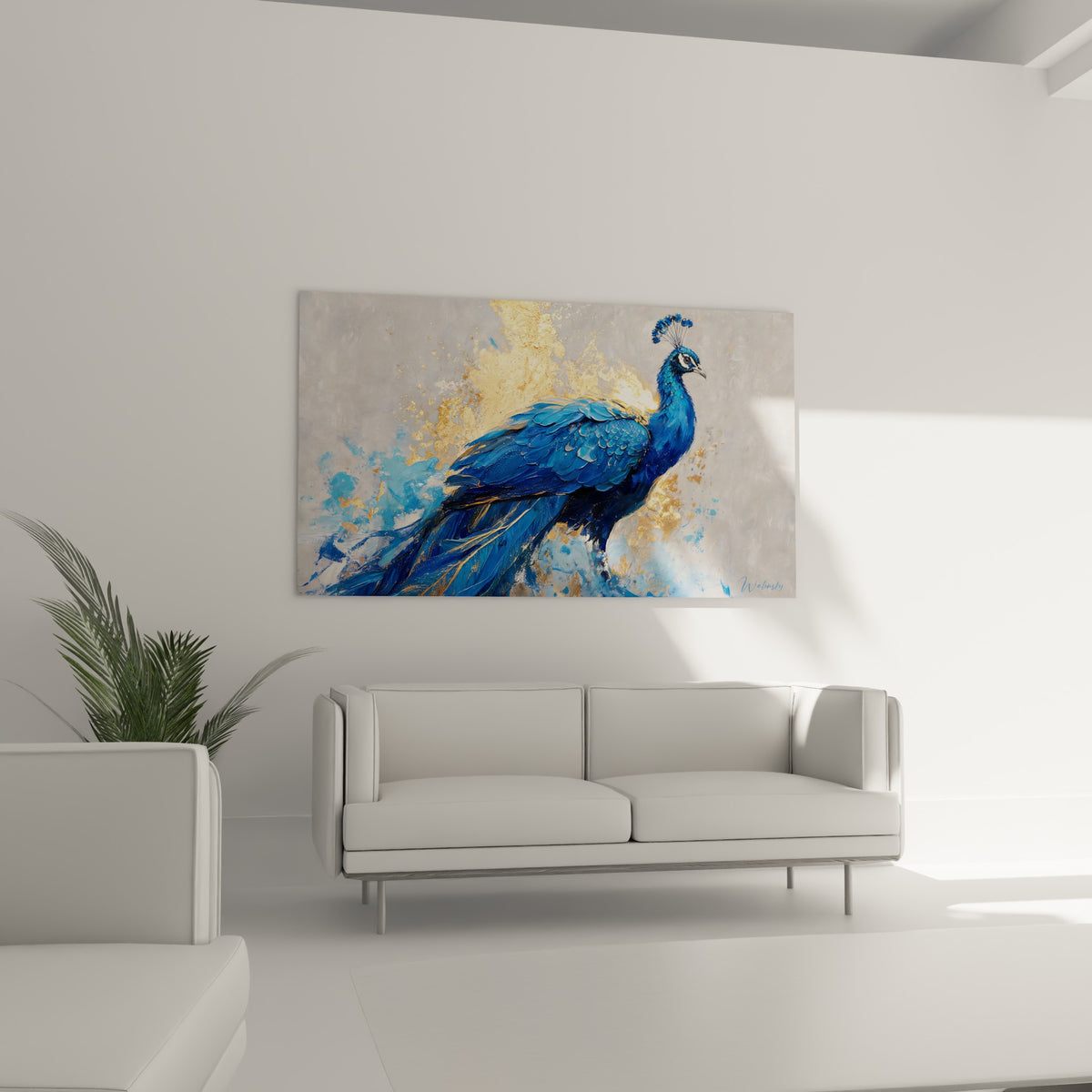 Paon aux plumes bleu turquoise et éclaboussures ocre, suspendu au-dessus d'un canapé dans un salon lumineux