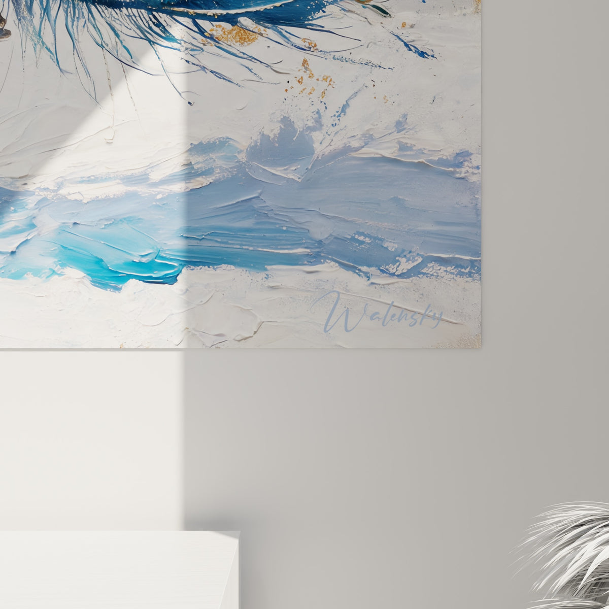 Empâtements de peinture blanche et bleu marine révélant le grain texturé des plumes ocellées du paon