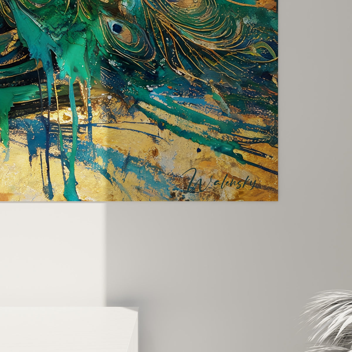 Empâtements dorés et coulures bleu-vert du plumage se rencontrent en gros plan sur la toile texturée