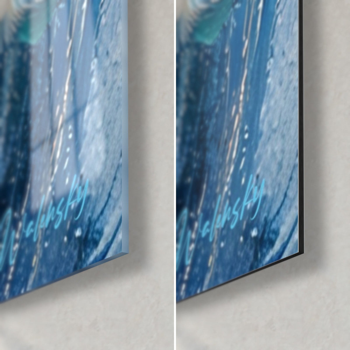 Tableau paon peint en relief, bleu azur et blanc nacré sur verre brillant et Dibond mat, tranche de 3 mm, coin bas droit