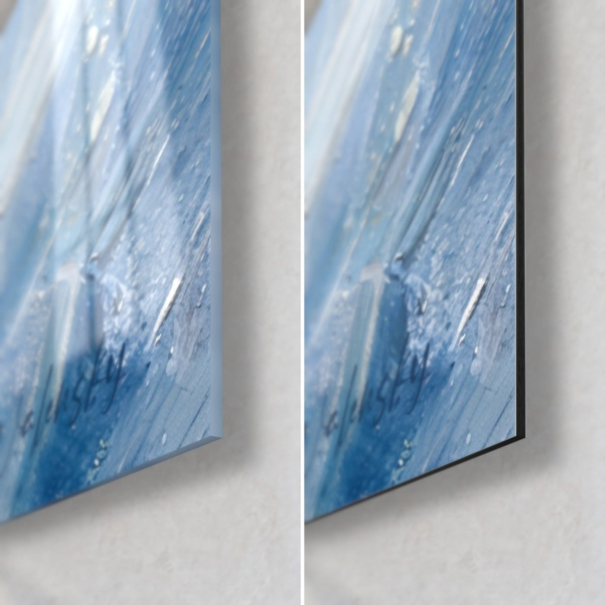 Tableau paon bleu et doré, coin bas droit : verre acrylique brillant à gauche, alu Dibond mat à droite, tranche de 3 mm