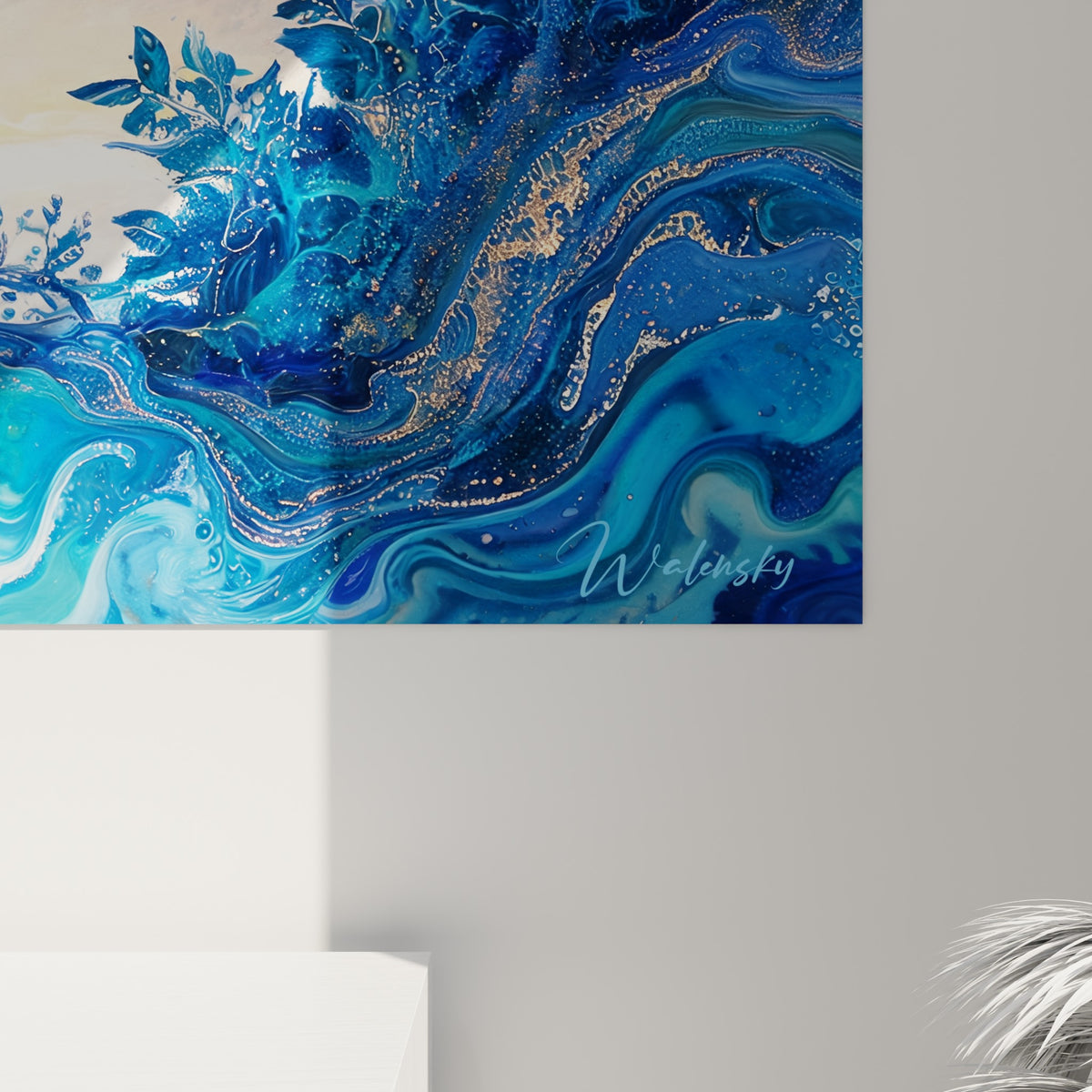 Empâtements dorés et coulures bleu marine se mêlant sur la toile en gros plan