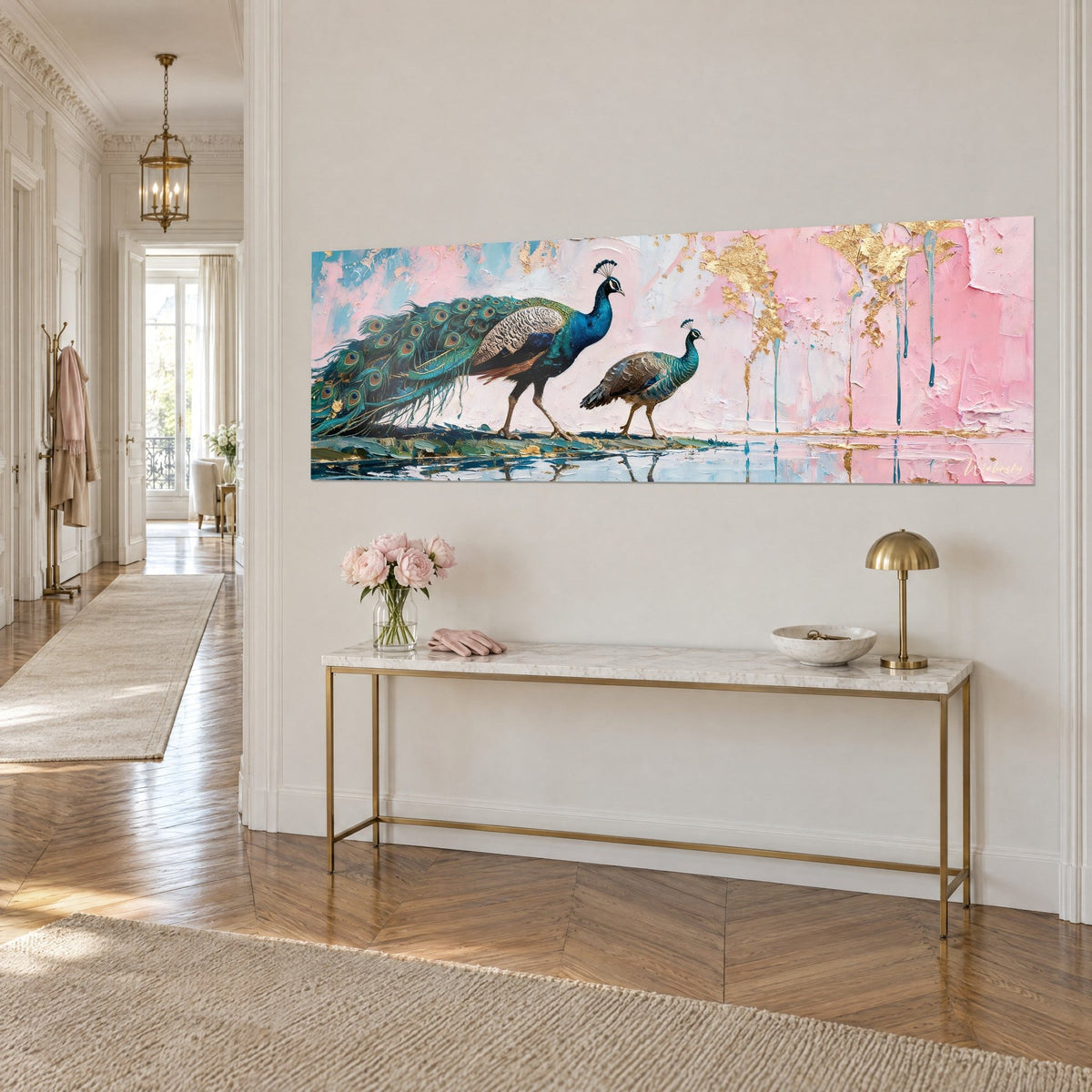 Tableau couple d'oiseaux au plumage turquoise marchant sur un étang, murs roses coulés d'or, sur une console dorée en entrée haussmannienne