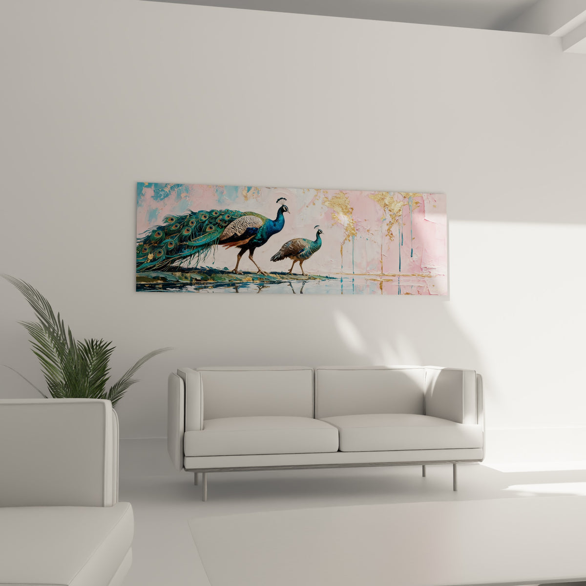 Paon bleu marine à la traîne déployée près d'un jeune oiseau, au-dessus d'un canapé dans un salon lumineux