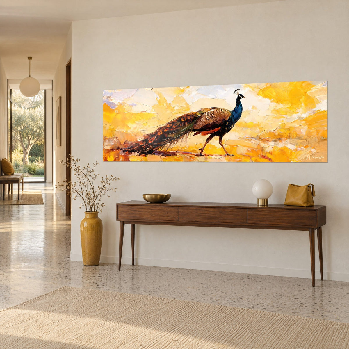 Tableau paon à longue traîne tachetée d'ocelles orange sur fond safran crème, accroché au-dessus d'une console en bois