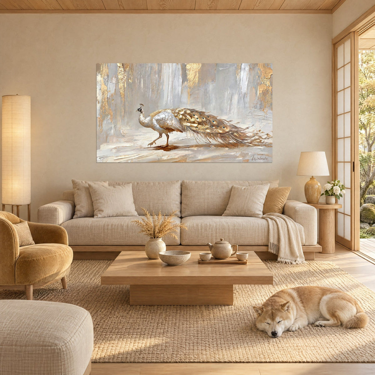 Tableau paon blanc au plumage argenté et traîne dorée sur fond gris strié d'or, au-dessus d'un canapé dans un salon lumineux