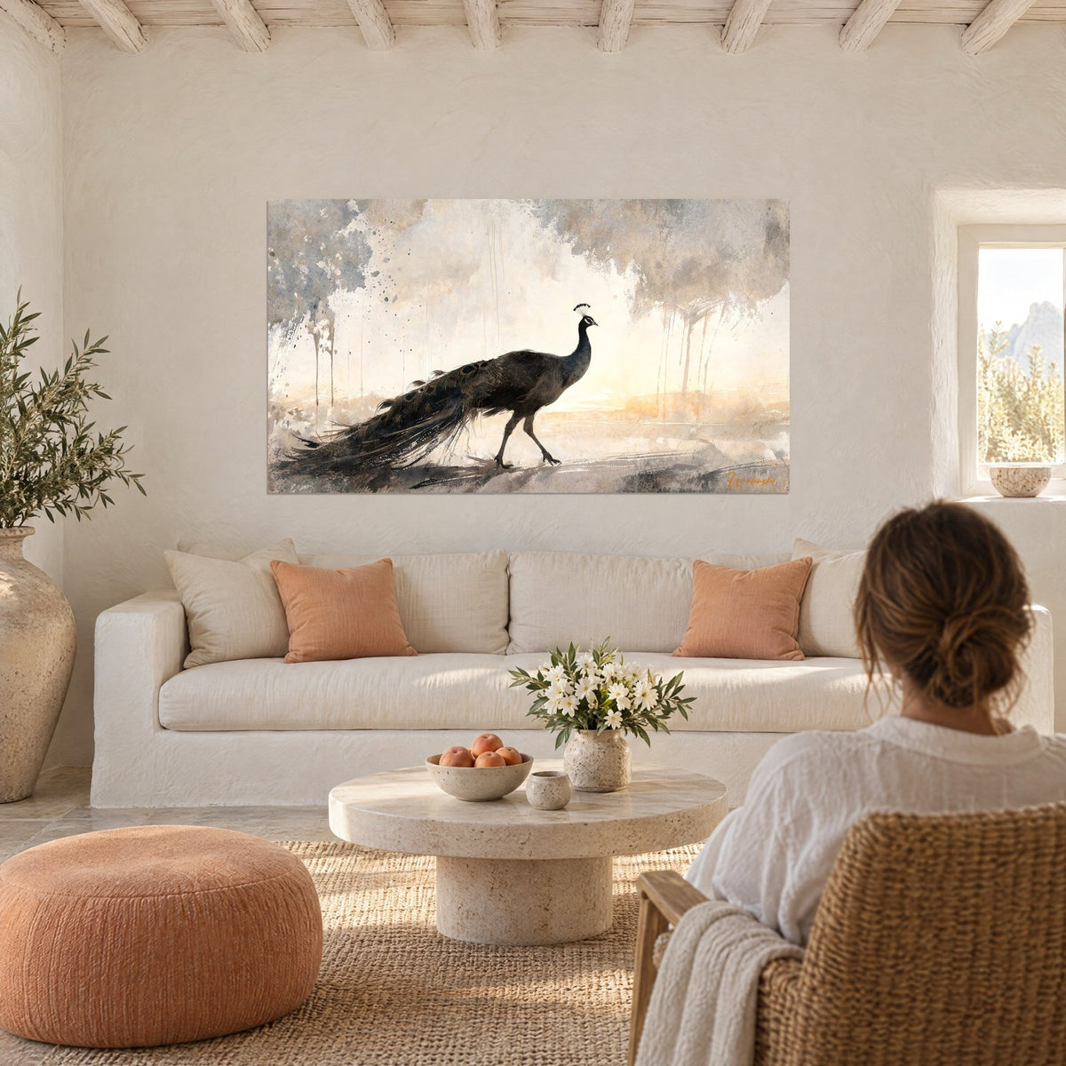 Tableau paon anthracite en marche, longue traîne sombre sur fond crème et ocre doré, au-dessus d'un canapé dans un salon lumineux