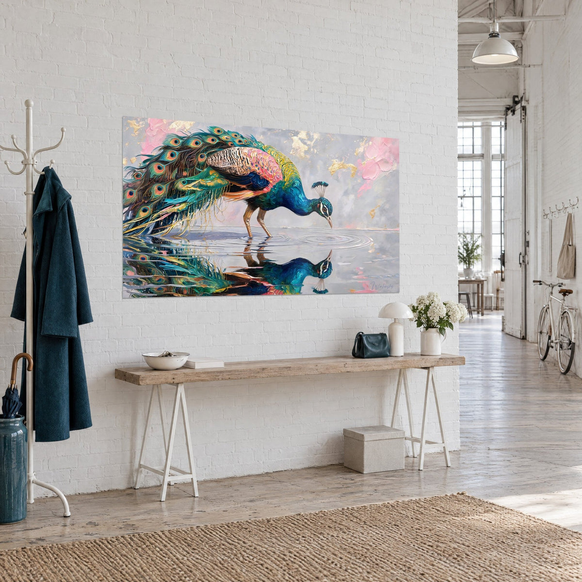 Tableau oiseau aux plumes d'or et d'émeraude buvant, reflet bleu et rose dans l'eau, console en bois d'un loft d'artiste