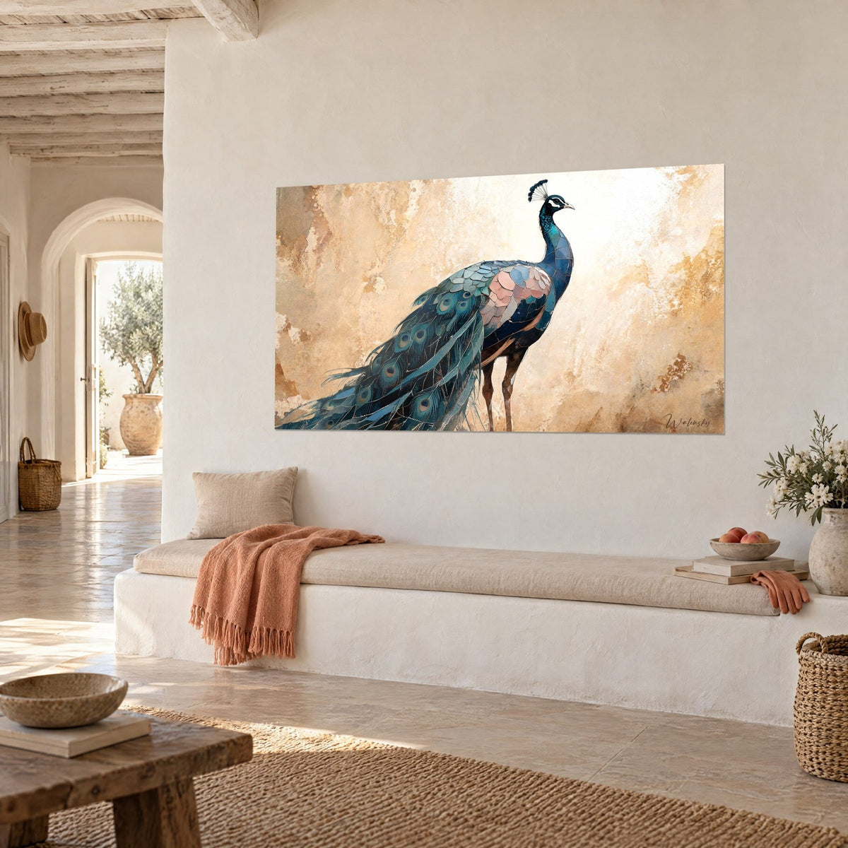 Tableau oiseau royal à longue traîne ocellée, bleu nuit et sable doré, accroché sur un mur blanc près d'une banquette ensoleillée