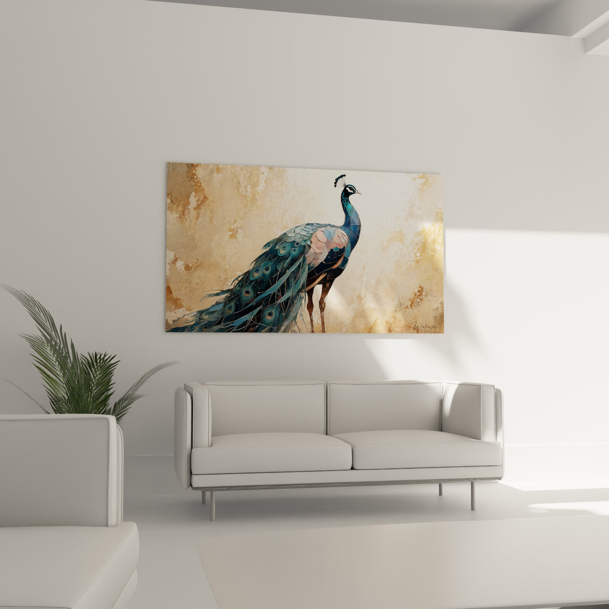 Paon aux plumes bleu turquoise et beige, traîne étalée, suspendu au-dessus d'un canapé dans un salon lumineux.