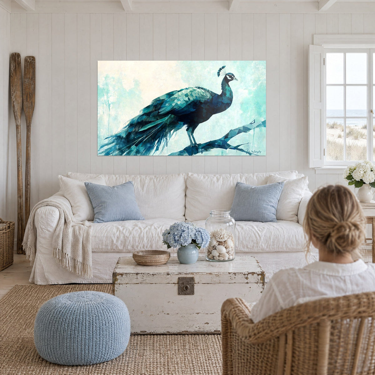 Tableau paon bleu turquoise sur branche, plumage en éclats de verre et fond crème, au-dessus d'un canapé dans un salon lumineux