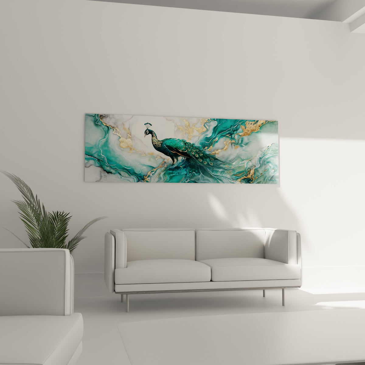 Plumage turquoise et doré du paon mis en valeur au-dessus d'un canapé dans un salon lumineux