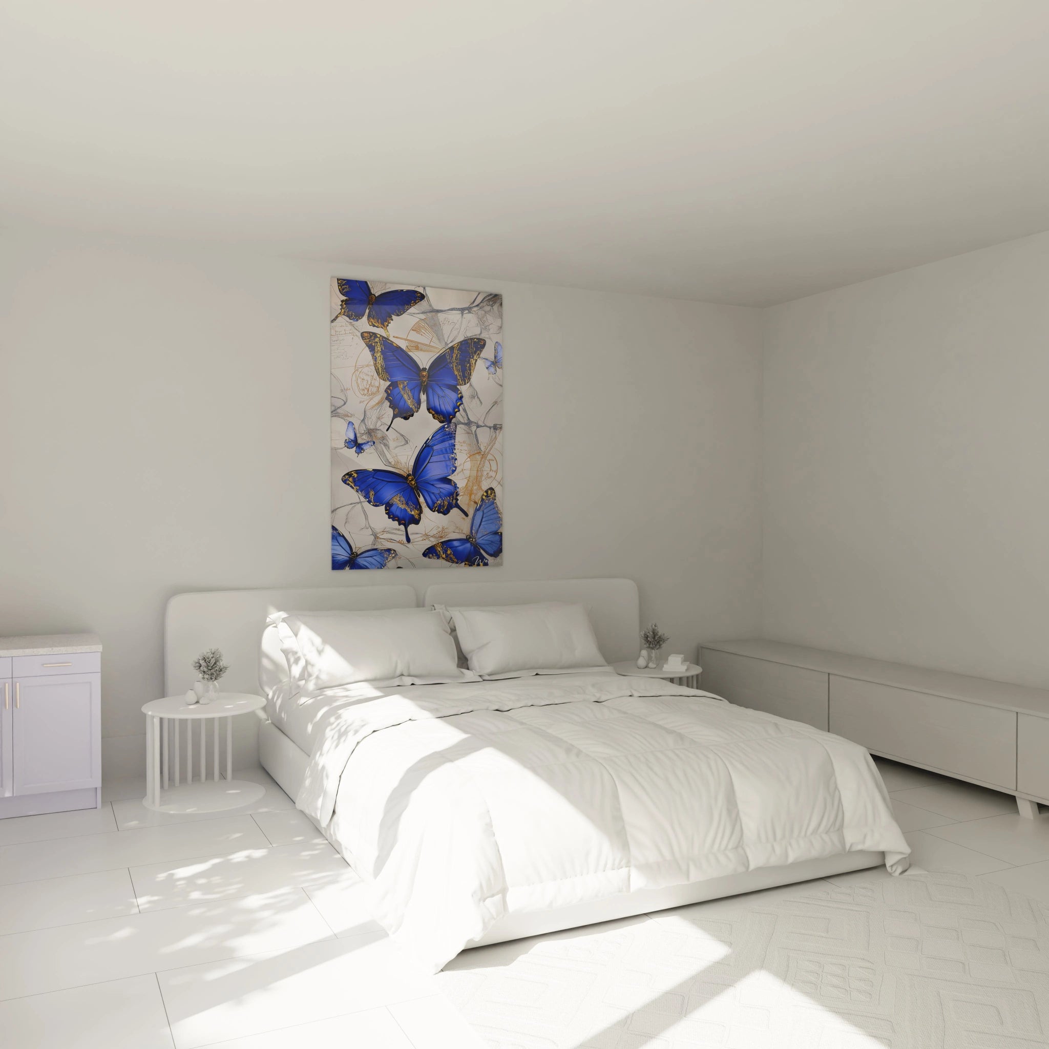 Tableau papillon bleu de Walensky accroché au-dessus d'un lit blanc dans une chambre minimaliste