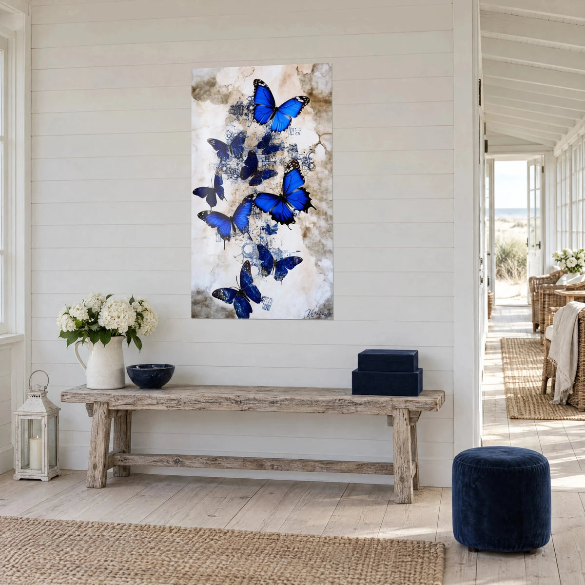 Schilderij met een zwerm indigoblauwe morpho-vlinders en blauwe schetsen op ivoorkleurig papier, witte lambrisering, strandhuis