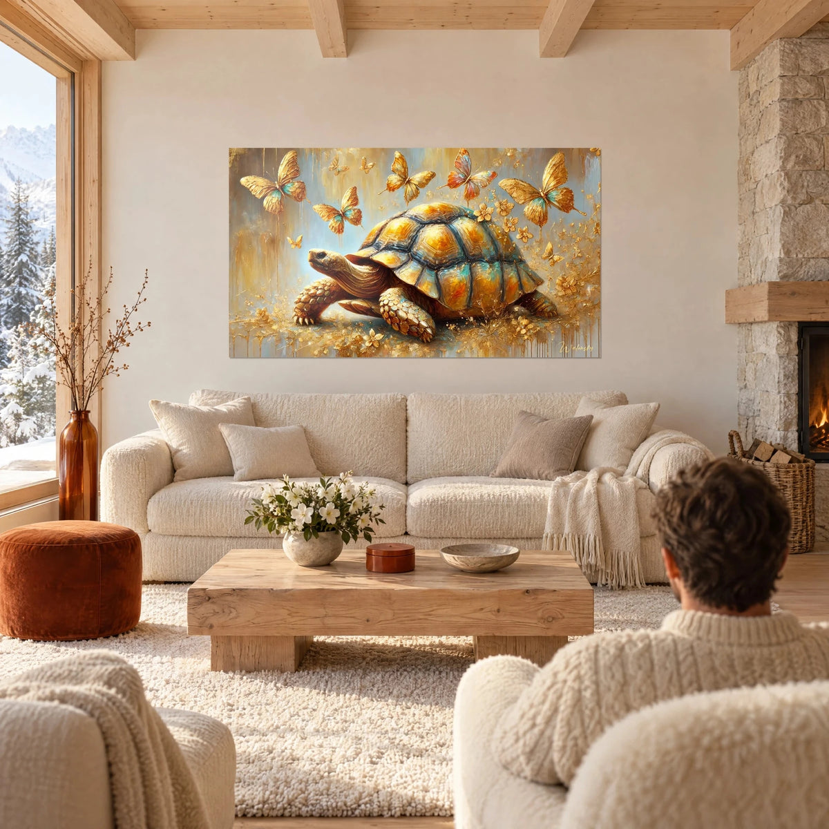 Tableau tortue terrestre à carapace ambrée entourée de papillons dorés, une personne de dos, au-dessus d'un canapé dans un salon lumineux