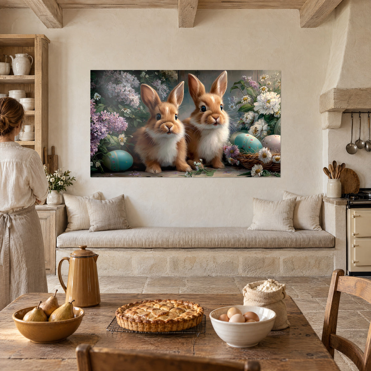 Quadro conigli dai baffi davanti a un mazzo di lillà rosa e un uovo azzurro-verde, in una cucina rustica accanto a una crostata dorata